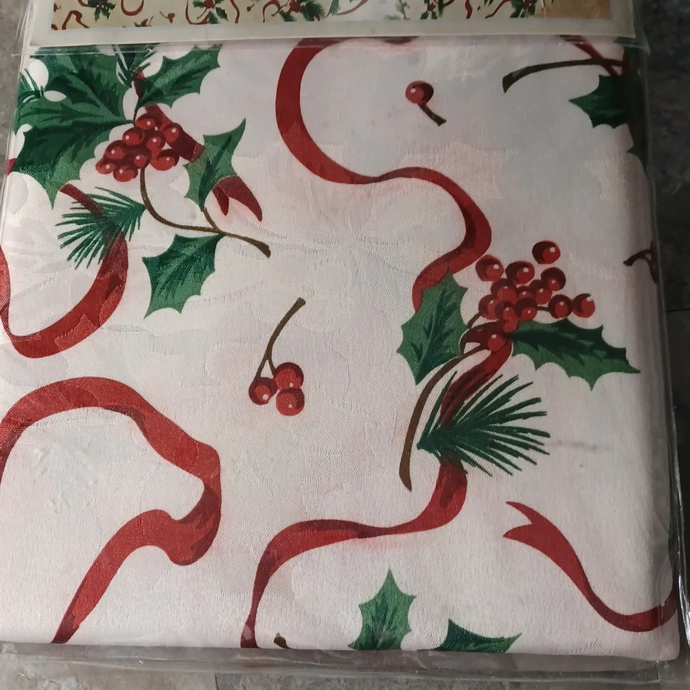 Nwot Victoria Classic Holiday Table Cloth